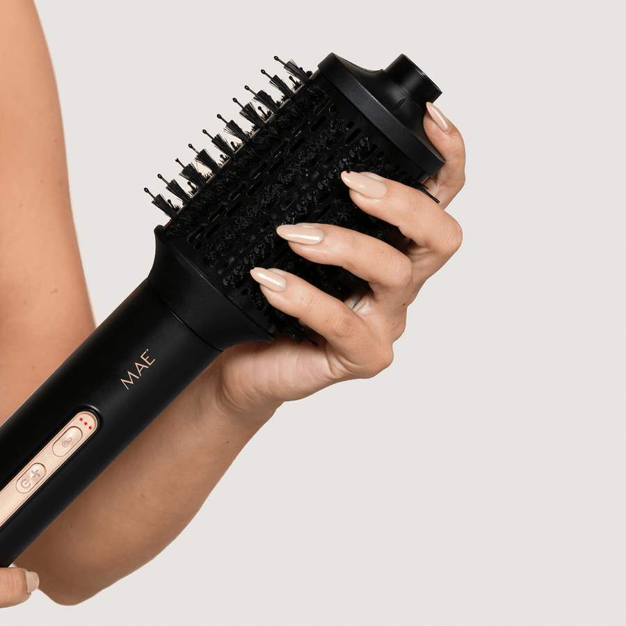 Extra wide, volumizing brush, anti-frizz, ceramic attachments